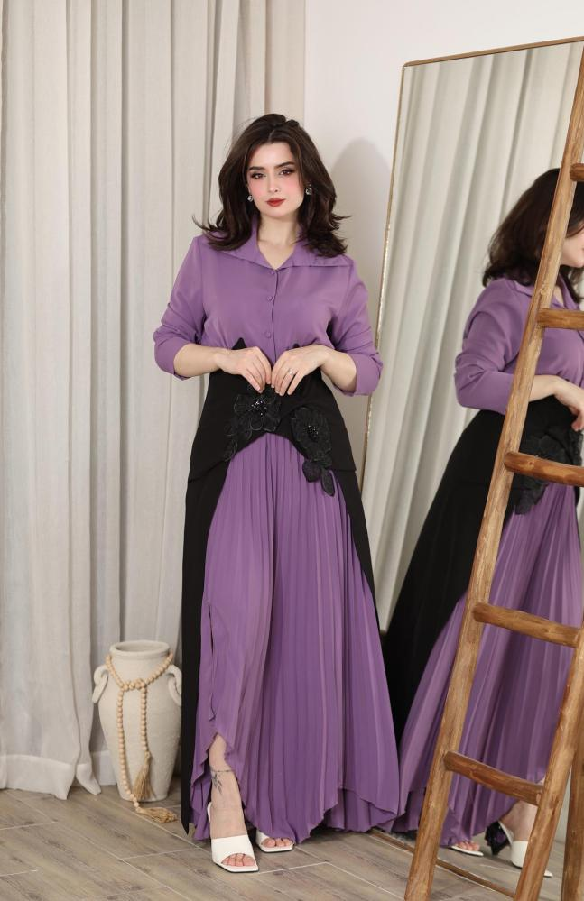 طقم بلوزة مزينة بالورود مع تنورة بليسيه طويلة