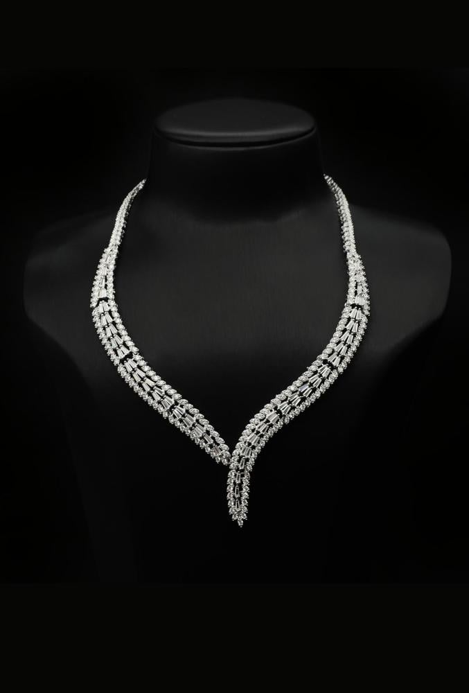 طقم إكسسوارات سهرة فضي فاخر بتصميم راقي