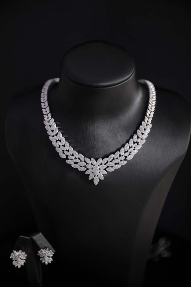 طقم إكسسوارات نسائي لون فضي ملكي بتصميم أنيق